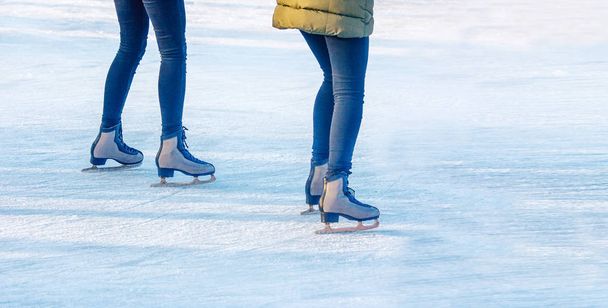 2 人の若い女の子がスケート リンクでスケートします。 - 写真・画像