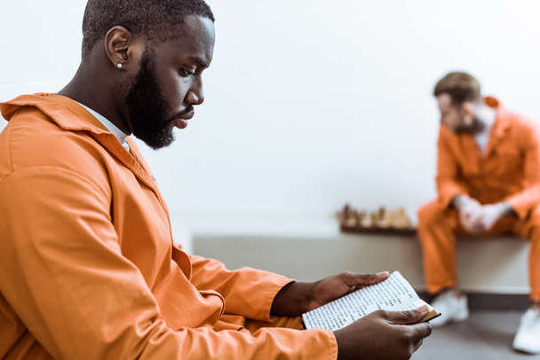 vue de côté du livre de lecture de prisonnier afro-américain
 - Photo, image
