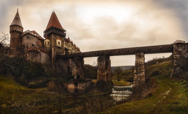 τοπίο με το κάστρο Corvin στη Ρουμανία - Φωτογραφία, εικόνα