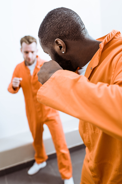 多民族の囚人が刑務所の独房での戦闘 - 写真・画像