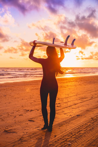Chica de pie paddle boarding
  - Foto, imagen