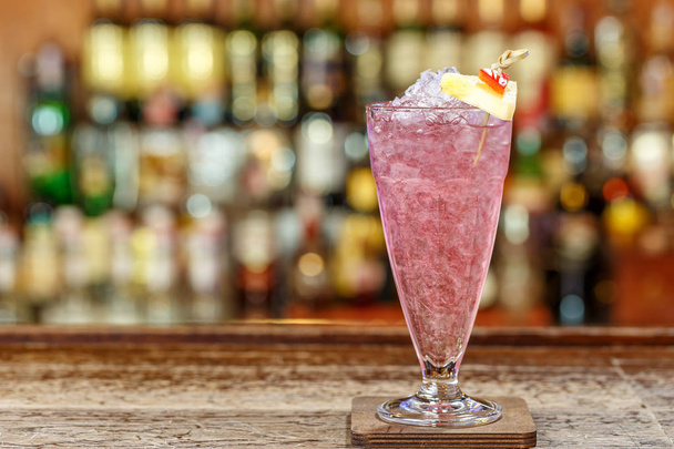 Pink cocktail at the bar - Фото, зображення
