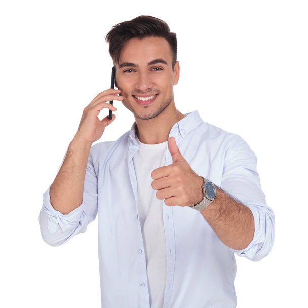 smiling casual man talking on the phone and making ok  - Zdjęcie, obraz