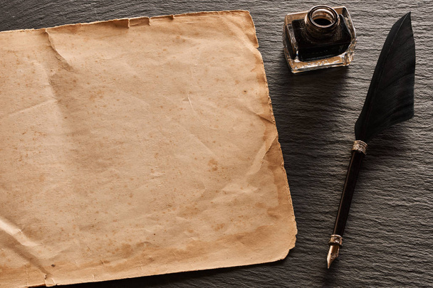 Pióra Pióro i arkuszu papieru puste tło łupek - Zdjęcie, obraz