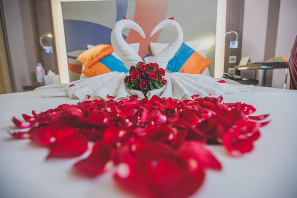 kuherruskuukausi sänky näyttää sydämen muotoinen ruusun terälehtiä hunaja
 - Valokuva, kuva
