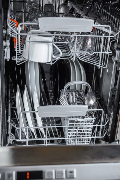 Czyste naczynia po myciu w zmywarce-maszynie - Zdjęcie, obraz