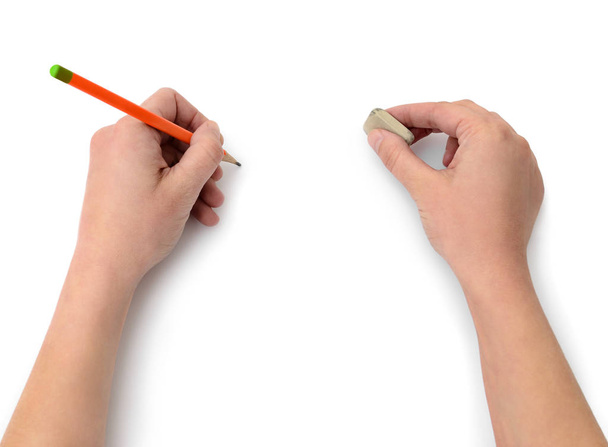 Ręka rysuje ołówkiem na białym papierze - Zdjęcie, obraz