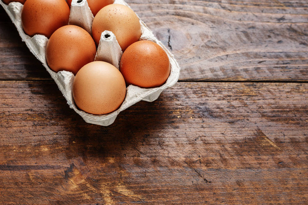 red chicken eggs on a wooden background - Φωτογραφία, εικόνα