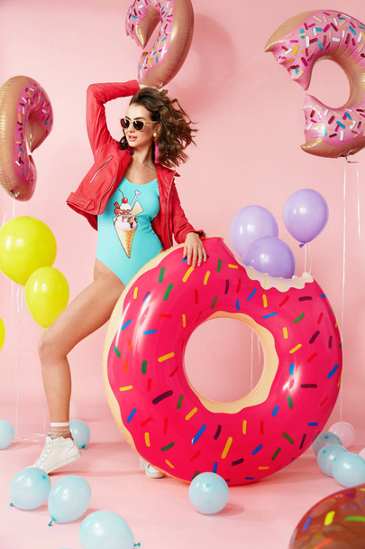 Summer Fashion. Woman In Swimsuit With Balloons - Foto, afbeelding