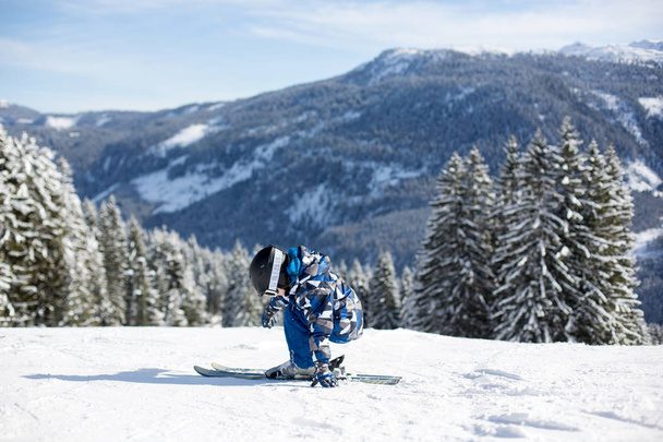 Cute preschool child, skiing in Austrian winter resort on a clea - Φωτογραφία, εικόνα