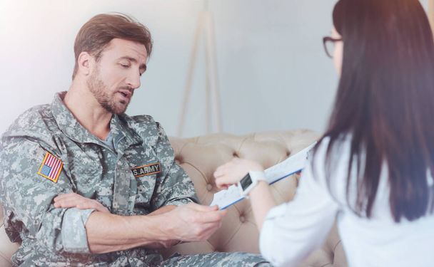 Στρατιωτική ασθενής μιλώντας με θηλυκό ψυχοθεραπευτής - Φωτογραφία, εικόνα