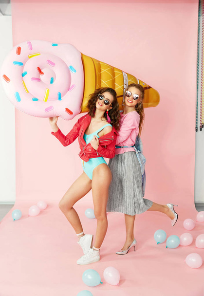 Fashion Women. Happy Friends In Summer Clothes. - Valokuva, kuva