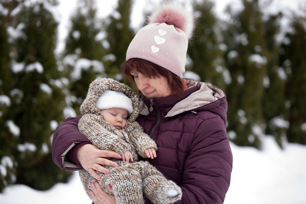 Nagymama gazdaság kisfiú kisgyermek szabadtéri havas téli - Fotó, kép