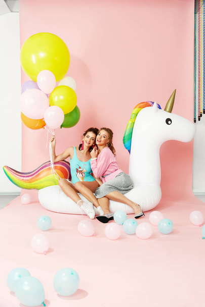 Summer Fun. Happy Women Friends In Fashion Clothes With Balloons - Foto, afbeelding