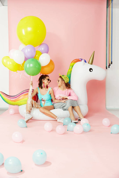 Καλοκαιρινή διασκέδαση. Ευτυχισμένος γυναίκες φίλους σε ρούχα της μόδας με μπαλόνια - Φωτογραφία, εικόνα