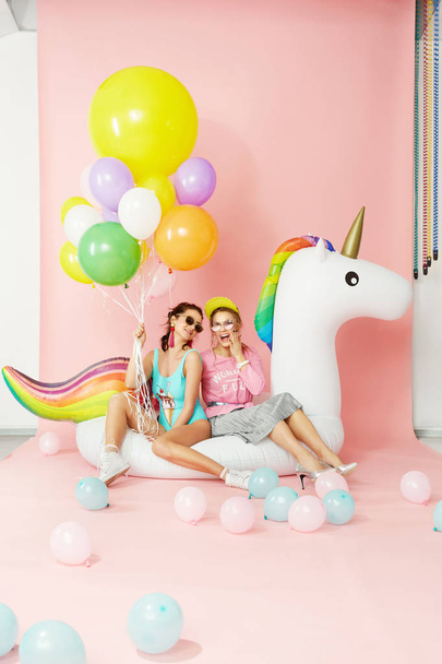 Summer Fun. Happy Women Friends In Fashion Clothes With Balloons - Valokuva, kuva