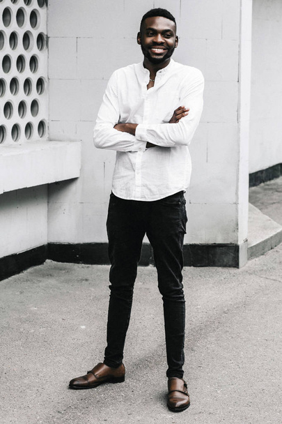 Mosolyogva divatos afrikai amerikai férfi portréja  - Fotó, kép