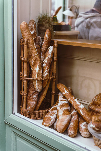 Padaria moderna com diferentes tipos de pão, pão orgânico fresco na padaria tradicional
. - Foto, Imagem