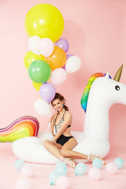 Summer Style. Woman In Swimsuit With Balloons And Pool Floats - Foto, immagini