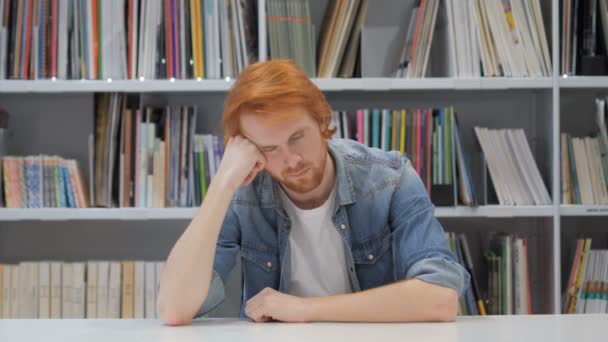 Slapende moe roodharige Man op het werk, bibliotheek - Video