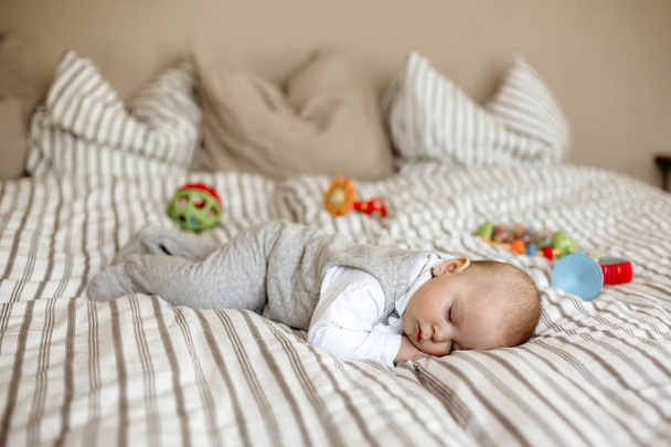 Little baby boy, sleeping in big bed in bedroom - Zdjęcie, obraz