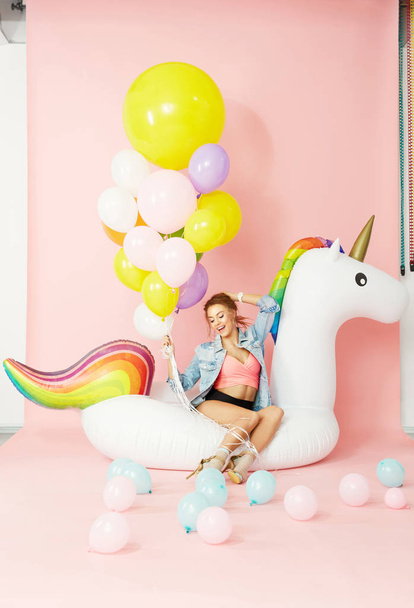 Fashion Woman In Summer Clothes Having Fun With Balloons - Фото, зображення