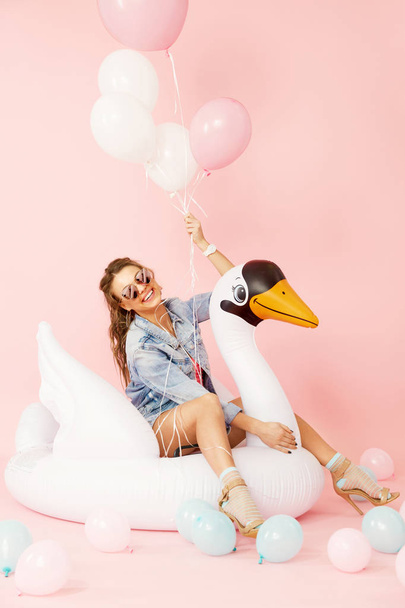 Fashion Woman In Summer Clothes Having Fun With Balloons - Фото, зображення