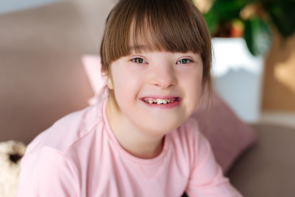 Retrato de criança feliz com síndrome de down
 - Foto, Imagem