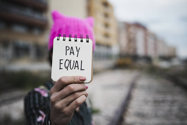 Frau mit rosa Hut und dem Text gleich bezahlen - Foto, Bild