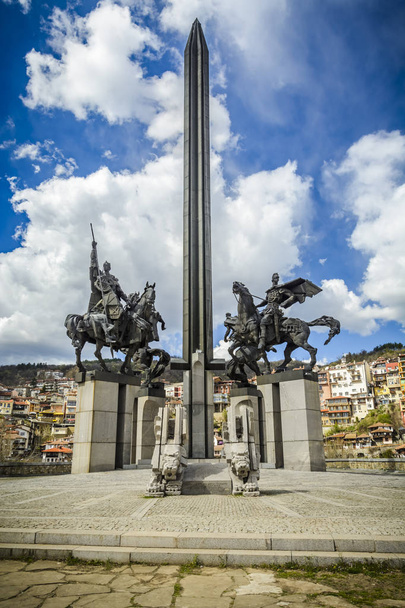 Asenevtsi пам'ятник у Веліко-Тирново навколо традиційних будинків. Болгарія - Фото, зображення