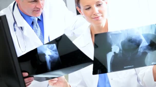 Médicos de hospital usando rayos X con computadora
 - Metraje, vídeo