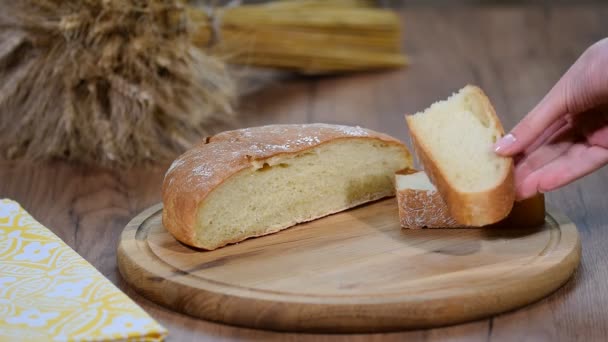 Φρεσκοψημένο σπιτικό ψωμί σε ξύλινη σανίδα - Πλάνα, βίντεο