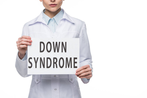 Kobieta lekarz trzymając papier z Down Syndrome napis na białym tle - Zdjęcie, obraz