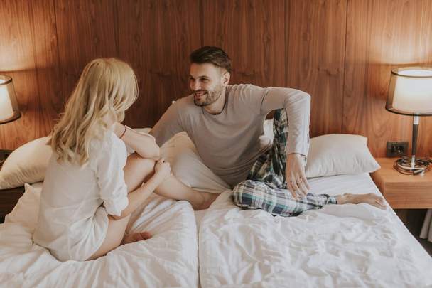 Imagem de jovem casal amoroso desfrutar na cama
 - Foto, Imagem