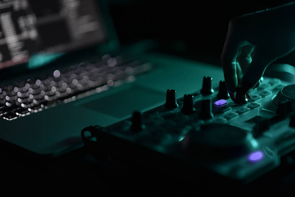 Mezclador DJ disco iluminado por reflectores
 - Foto, Imagen