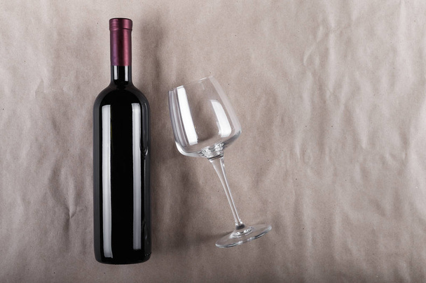 Closed wine bottle with empty glass - Foto, Bild