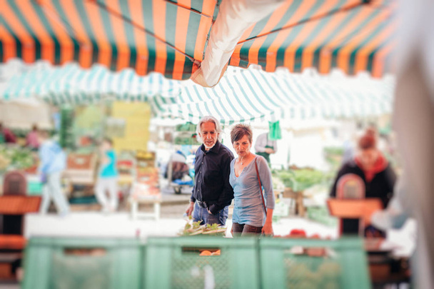 Senior Couple Visiting Farmers Market - Valokuva, kuva