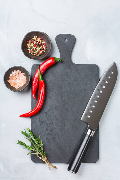 Deska do krojenia i nóż z przyprawami gotowy do gotowania kolacji - Zdjęcie, obraz