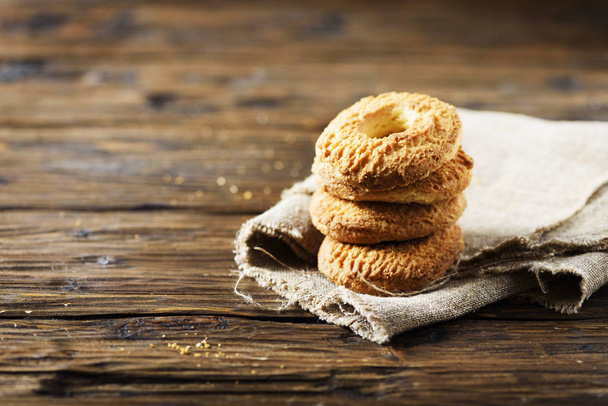Sweet homemade cookies on wooden table - Foto, afbeelding