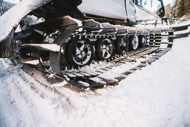 lumenpoistoauto raivaamassa tietä lumisateen jälkeen
  - Valokuva, kuva