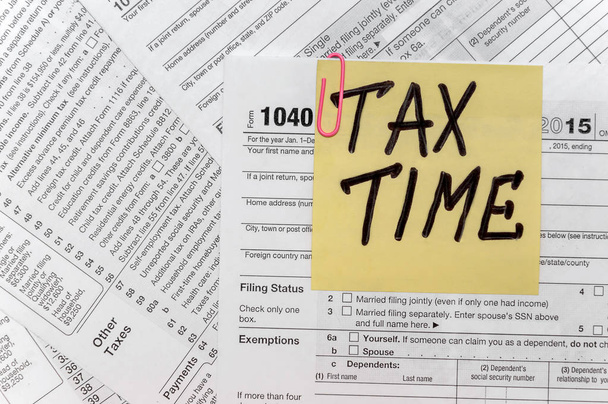 Налоговые сроки написаны на желтой наклейке с скрепкой для налогообложения
 - Фото, изображение