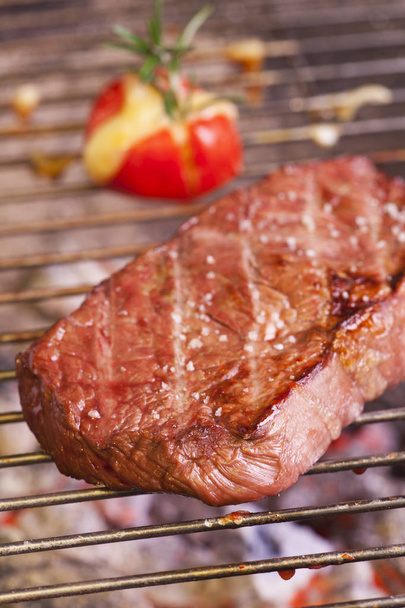 BBQ Steak met tomaat in grill, close-up  - Foto, afbeelding