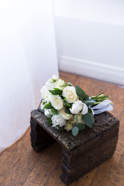 ahşap stand beyaz çiçekli buket düğün - Fotoğraf, Görsel