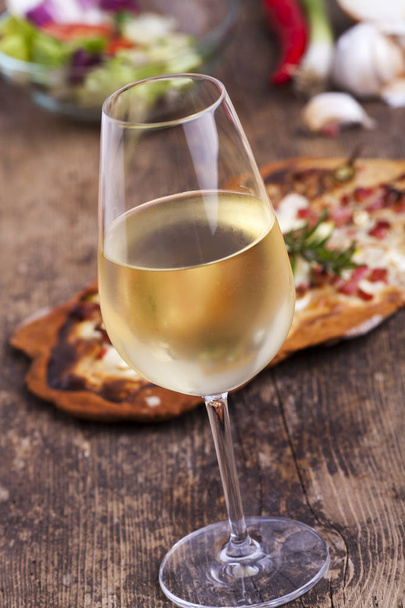 szczelnie-do góry białe wino w okularach z smaczne domowe włoskiej pizzy na tle - Zdjęcie, obraz