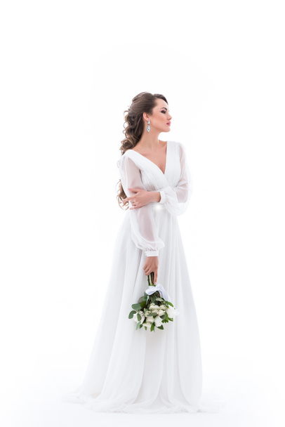 eleganckie oblubienicy pozowanie w białej sukni z Bukiet ślubny, na białym tle - Zdjęcie, obraz