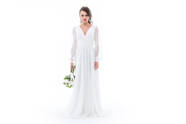 Кавказская невеста позирует в элегантном белом платье со свадебным букетом, изолированным на белом
 - Фото, изображение