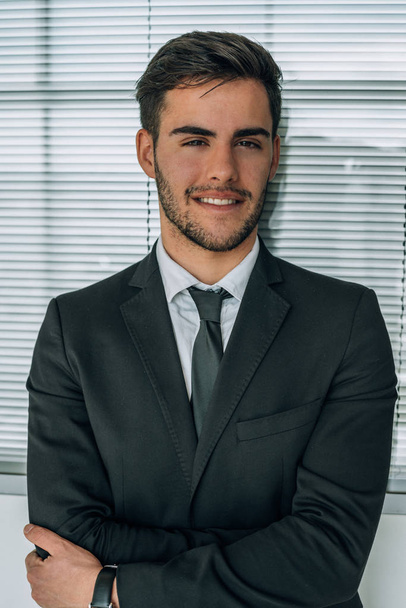 portrait of young  businessman smiling at the airport with suit - Foto, imagen