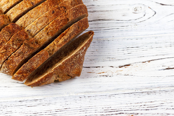 Fransızca metin için yer ile ahşap bir gemide dilimlenmiş ekmek - Fotoğraf, Görsel