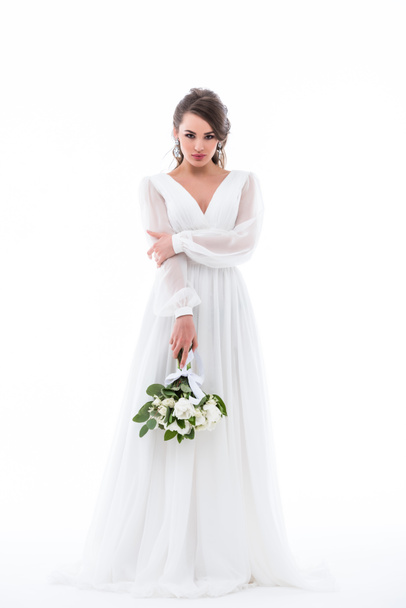 belle mariée posant en robe blanche avec bouquet de mariage et regardant la caméra, isolé sur blanc
 - Photo, image
