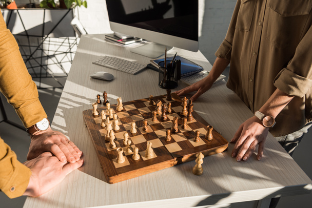 tiro recortado de colegas jogando xadrez no local de trabalho
 - Foto, Imagem